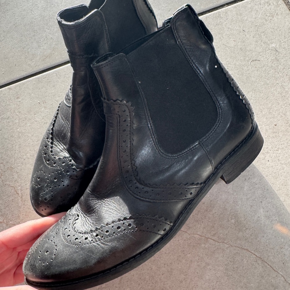 Carvela Kurt Geiger Chelsea leather black Ankle Boots brogue - Picture 2 of 6